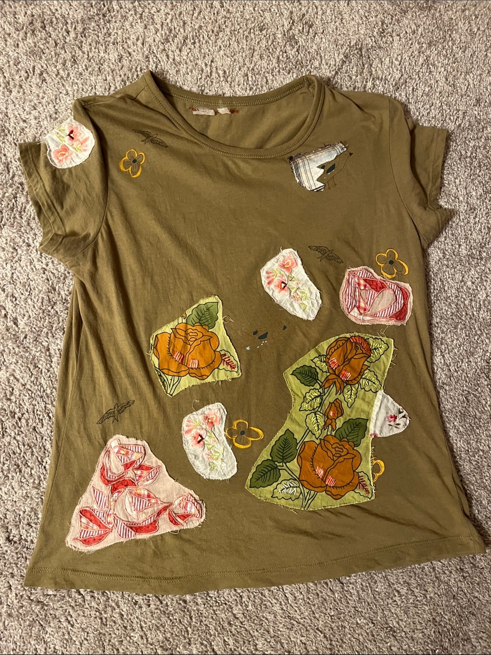 Source Unknown Olive Short Sleeve Tee with Floral Appliqués